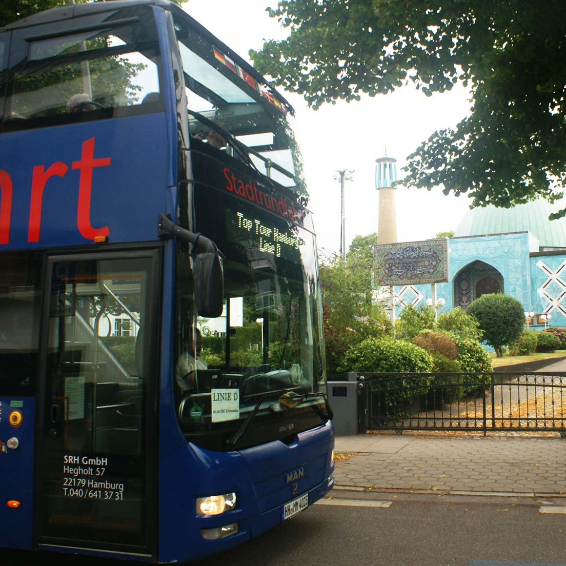 Stadtrundfahrt Hamburg, Doppeldecker  der Linie D während der Tour bei der Blauen Moschee